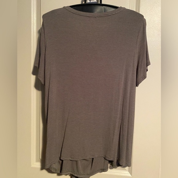 Vince Camuto short sleeve top with flattering tie at waist, size XL. - Picture 5 of 7